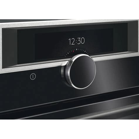 Panel de control táctil de un horno compacto AEG