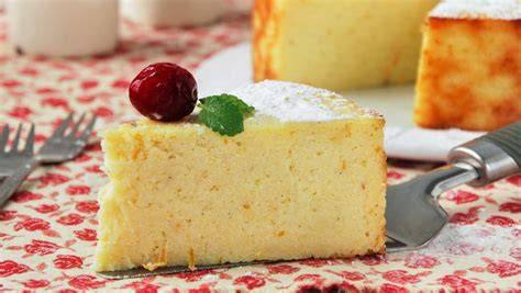 Pastel de nube con dos ingredientes adornado con frutas rojas