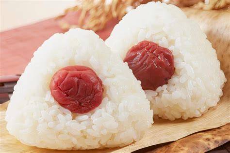 Plato de onigiri con umeboshi