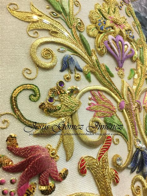 Detalle de un estandarte cofrade con bordados en oro y el escudo de la hermandad