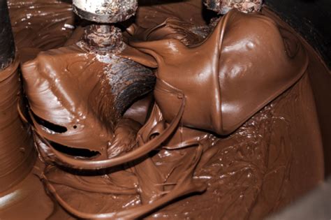 Proceso de mezcla de ingredientes para chocolate