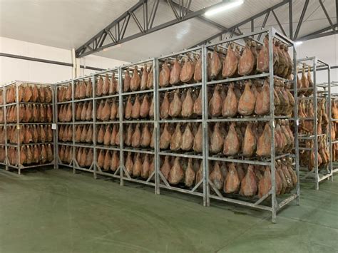 Secadero natural de jamones en una bodega tradicional