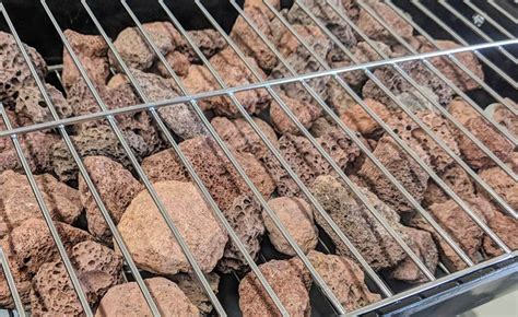 Componentes de una barbacoa de piedra volcánica