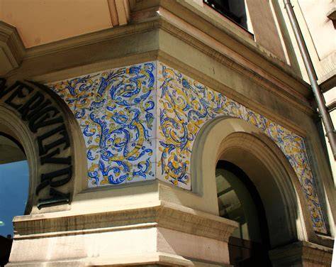 Detalle de azulejos decorativos en La Gota de Leche