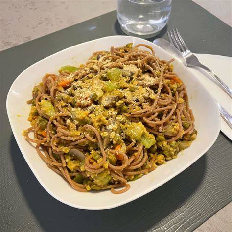 Plato de espaguetis con soja texturizada y orégano