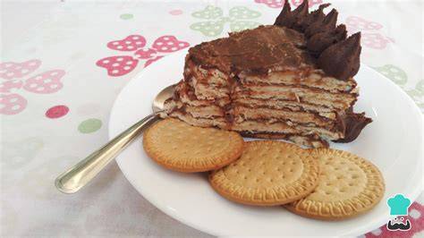 Torta fría de pudín decorada con virutas