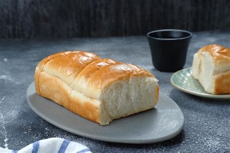 Pan de leche casero recién horneado