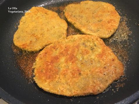 Milanesas de garbanzos friéndose en sartén