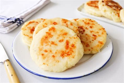 Arepas de queso recién hechas