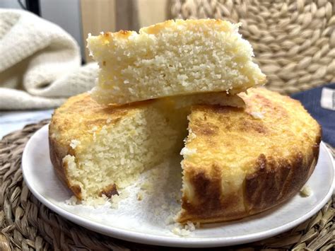 Bizcocho de piña y coco sin gluten sobre un plato