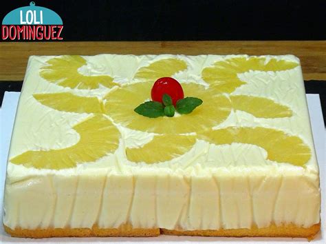 Bizcocho de coco y curd de piña decorado con merengues y piña deshidratada