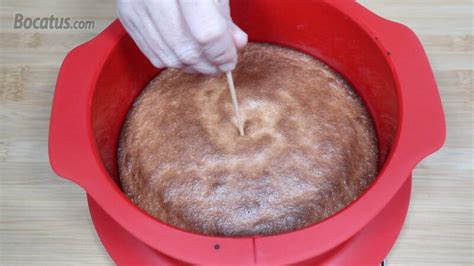 Bizcocho sin gluten recién horneado y enfriándose