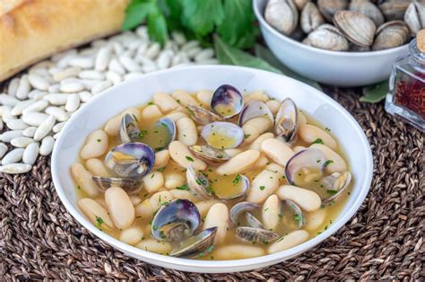 Plato de fabes con liebre servido