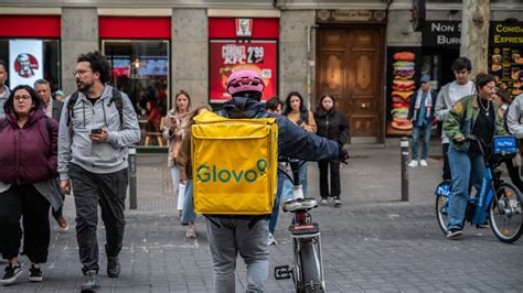 Repartidor de Glovo con pedido