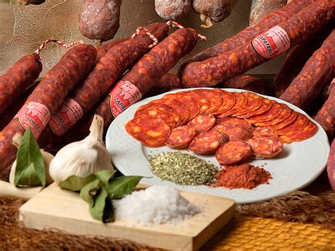 Especias de pimentón rojo y trozos de chorizo artesano