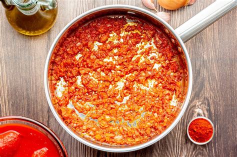 Sartén con sofrito de cebolla, chorizo y pimentón
