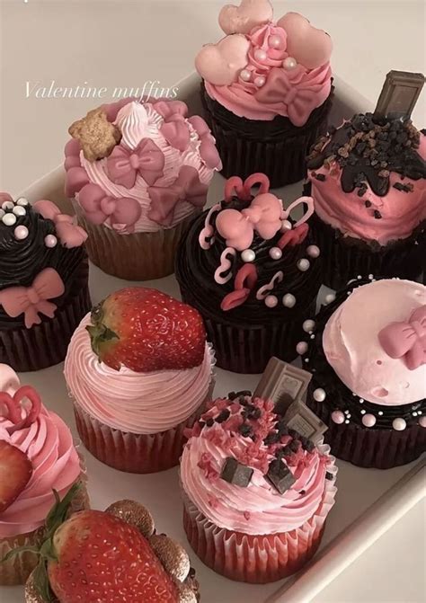 Varias tartas con diseños creativos y coloridos