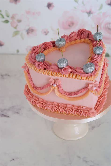 Tarta en forma de corazón decorada con flores