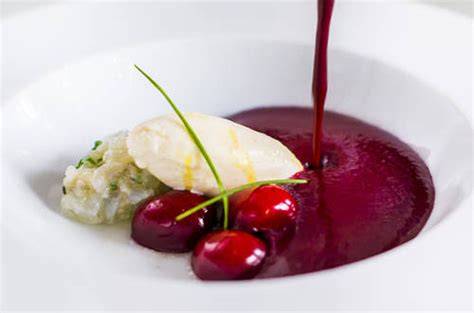 Gazpacho de cerezas con helado de jengibre y tartar de langostinos