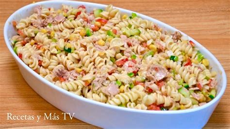 Ingredientes frescos para la ensalada de pasta: pasta, piña, tomate, maíz