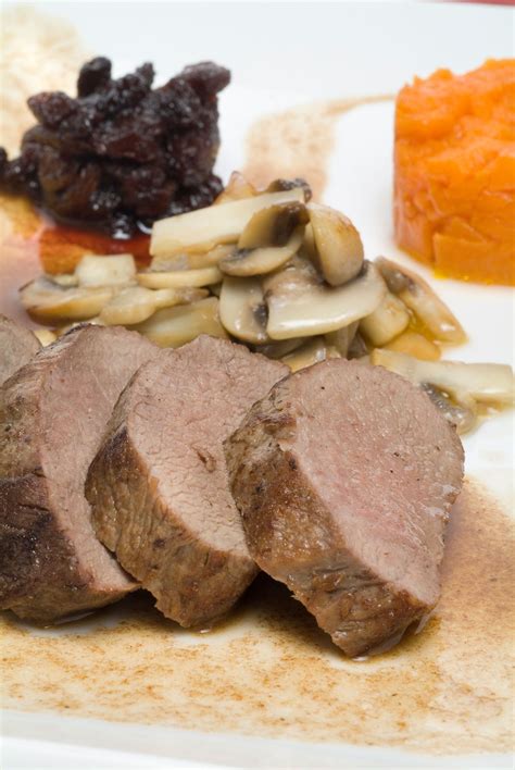 Lomo de corzo asado con guarnición