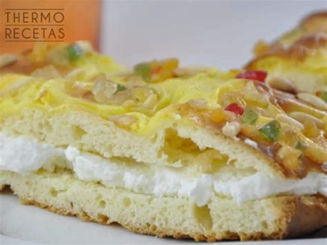 coca artesanal rellena de nata sobre una mesa festiva