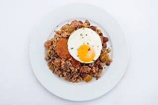 Calentao criollito con huevo frito