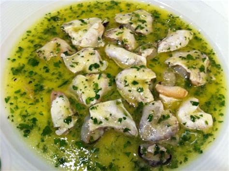 Infografía con los ingredientes de las kokotxas en salsa verde