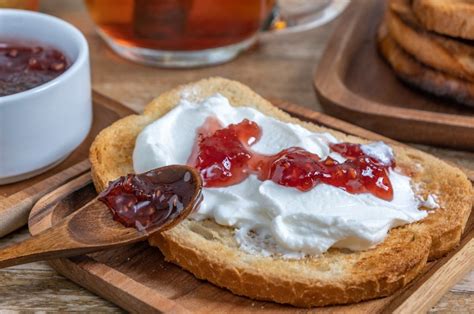 Mermelada servida con queso y pan