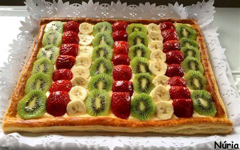 Tortel de hojaldre con crema y frutas confitadas