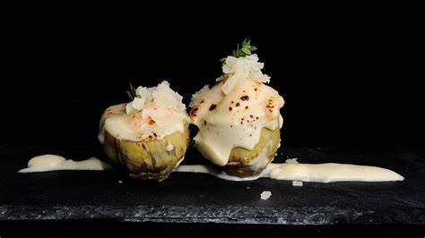 Alcachofas rellenas cubiertas con bechamel y queso
