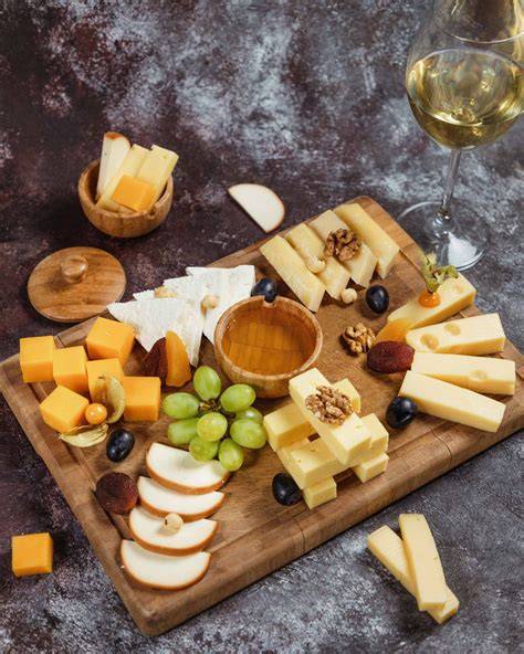 Selección de quesos gourmet en una tabla navideña