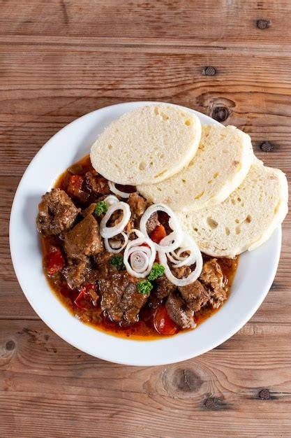 Goulash húngaro en plato con pan