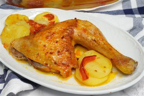 Plato de pollo asado con guarnición