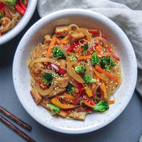 Wok con fideos, salchichas y verduras