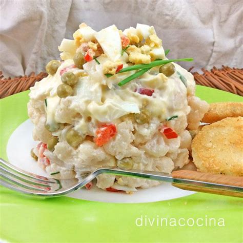 Ingredientes frescos para ensaladilla de coliflor
