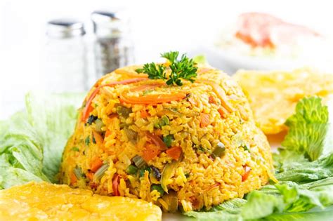 Plato de arroz con pollo decorado con patacones dorados