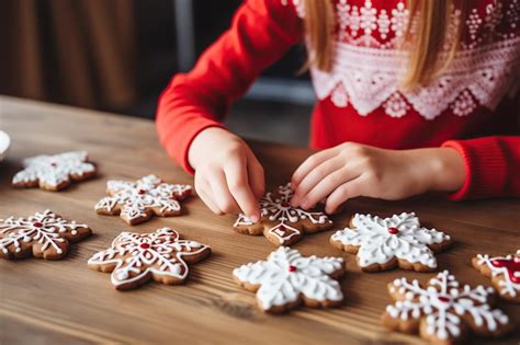 Niños decorando galletas caseras