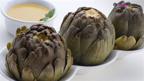 Alcachofas con turrón, vinagreta de anchoas y lascas de trufa