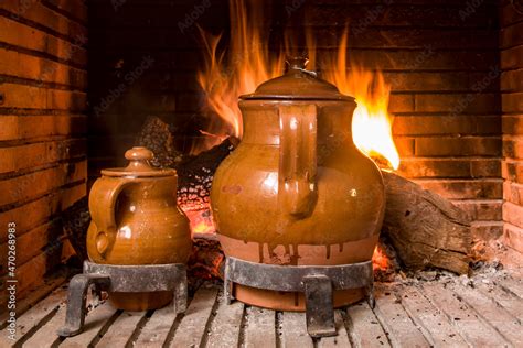 Fogones tradicionales con una chimenea y una olla al fuego