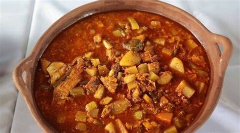 Plato de chanfaina mexicana con sus ingredientes característicos