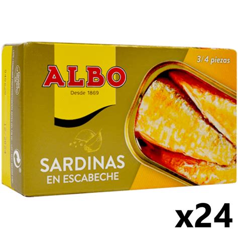 caja de madera artesanal con latas de sardinas en escabeche