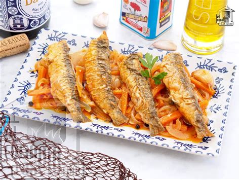 sardinas en escabeche servidas sobre una tostada de pan artesano
