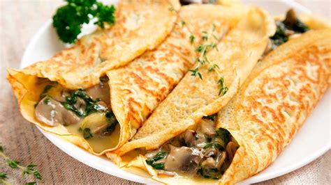 Crepes rellenas de ensaladilla servidas