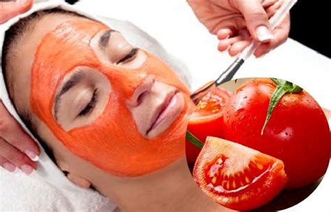 Aplicación de mascarilla de tomate en el rostro