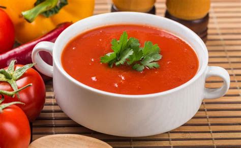 Plato de crema de tomate coreana servida