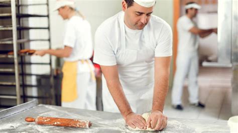 Equipo trabajando en un obrador de panadería