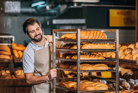 Persona atendiendo en una panadería tradicional