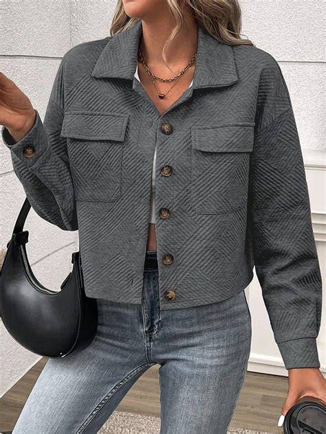 Outfit completo con chaqueta de lana salmón y hombros abombados, mostrando un look elegante