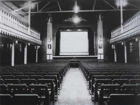 Imagen histórica de un cine antiguo con venta de palomitas